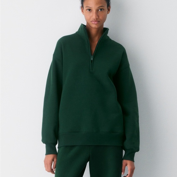 Aritzia Sweaters - Cozy Sweatfleece Boyfriend 1/2 Zip in Scarab in L